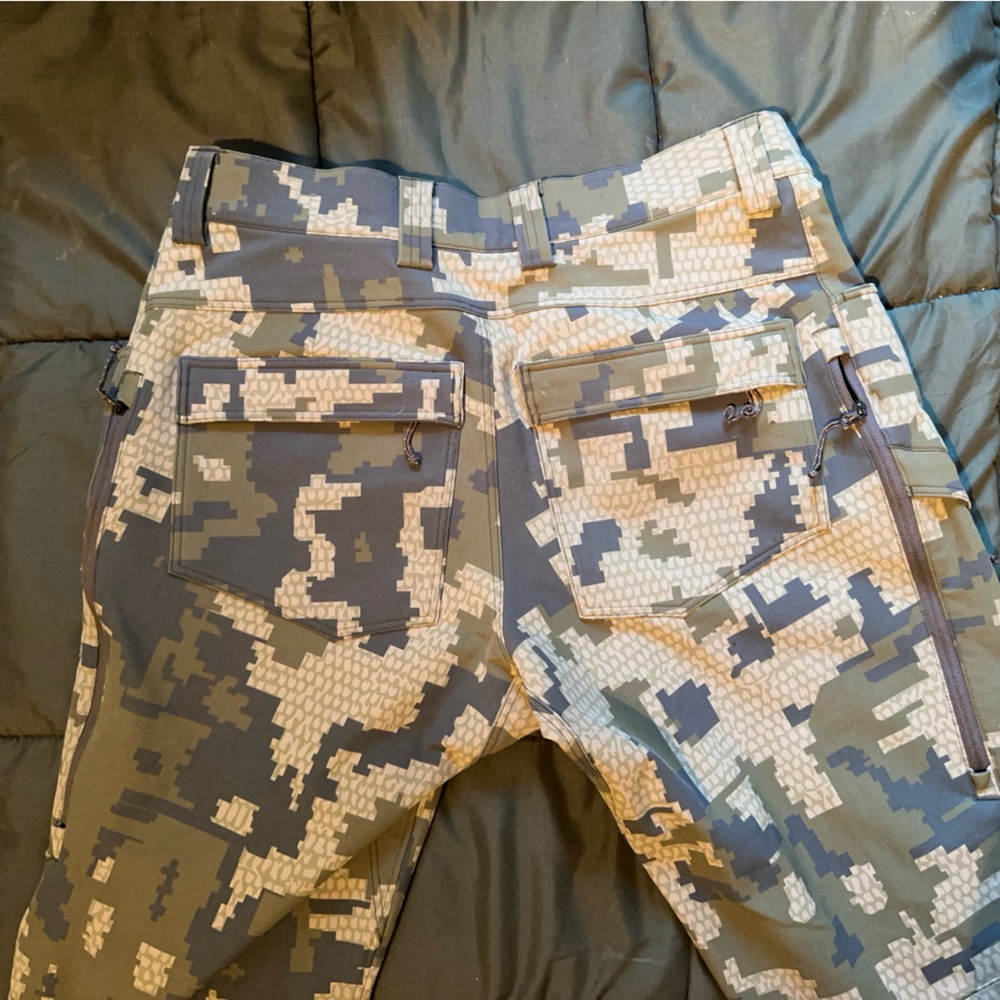 Men’s KUIU Camouflage Cargo hunting Pants - Green and Gray